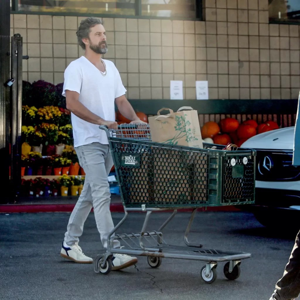 Joshua Jackson spotted grocery shopping amid Jodie Turner-Smith divorce (1)