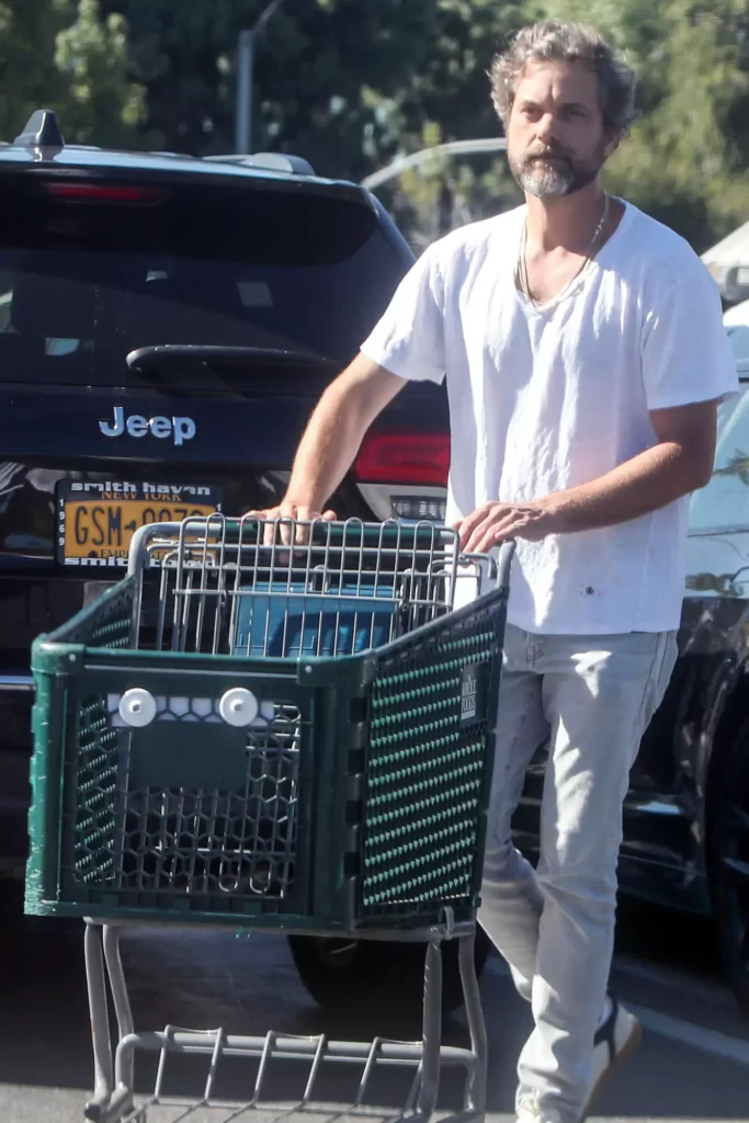 Joshua Jackson spotted grocery shopping amid Jodie Turner-Smith divorce (3)